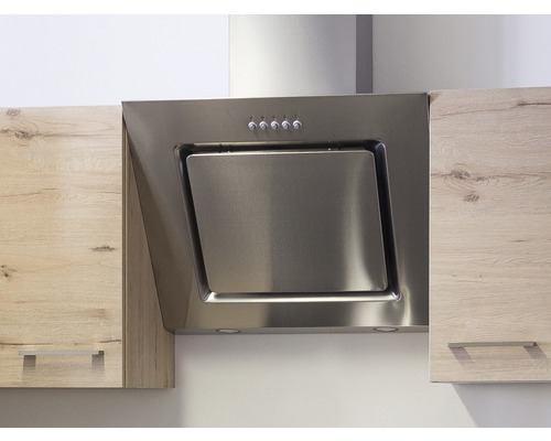 Nerezová digestoř mezi kuchyňskými skříňkami