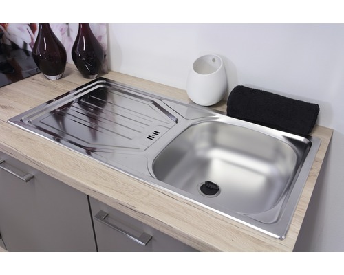 Nerezový dřez s odkapávací plochou na pracovní desce