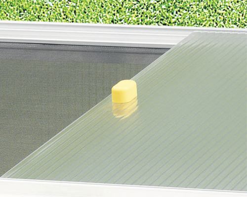 Detailní pohled na světlík s mříží a izolací