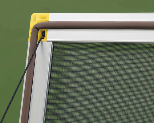 Detailní pohled na okno proti hmyzu s hliníkovým rámem, těsnicí gumou a napínací šňůrou