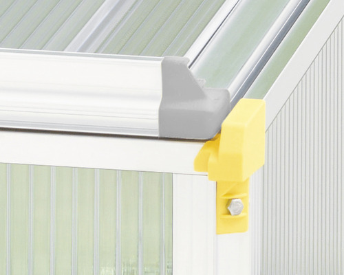 Detailní pohled na rohový konektor skleníku z plastu