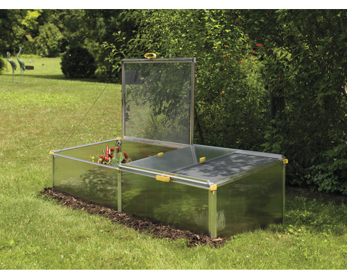 Pařeniště s částečně otevřeným víkem na zahradě