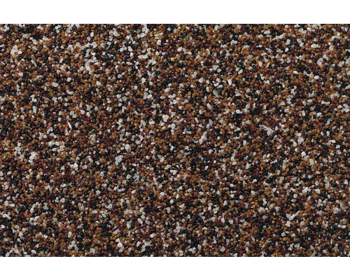 Detailní pohled na strukturu fasádní omítky s malými, nepravidelnými kamínky