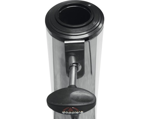 Detailní pohled na kovový stojan slunečníku se zajišťovacím šroubem