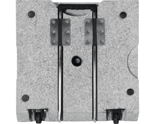 Detailní pohled na kamenný grilovací stůl s kovovými prvky a kolečky