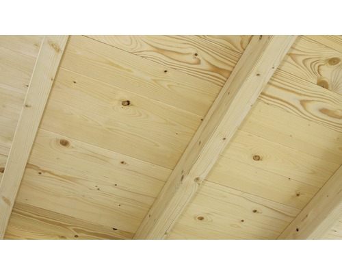 Dřevěný strop s dřevěnými panely a dřevěnými trámy