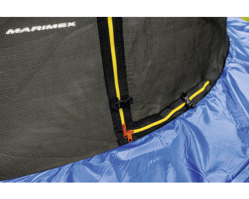 Detailní záběr bezpečnostní sítě trampolíny se zipem