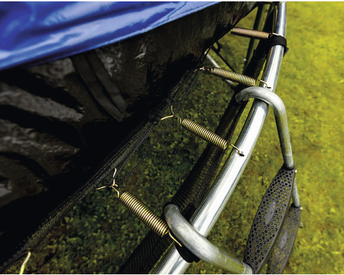 Detailní pohled na trampolínu s pružinami, ochrannou sítí a žebříkem.