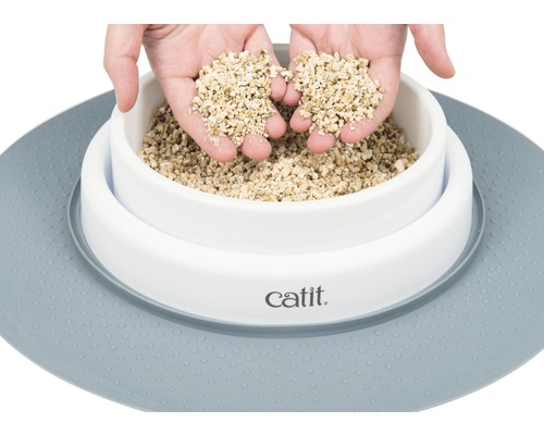 Kočkolit v bílé misce s podložkou a rukama, které stelivo drží