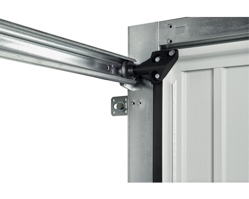 Detailní pohled na vedení garážových vrat s kováním