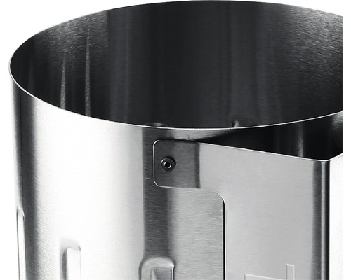 Detailní pohled na kovový komín pro zapalování grilu na dřevěné uhlí