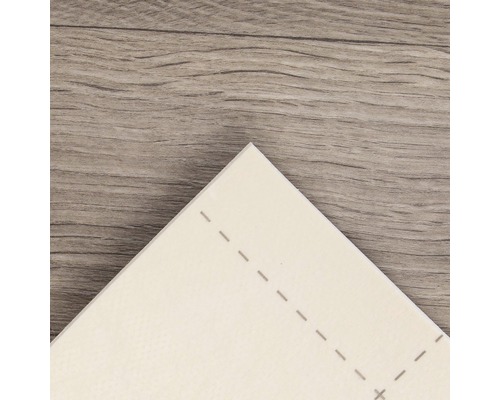 Detail bílé vinylové dlaždice s tečkovanými čarami na dřevěné podlaze