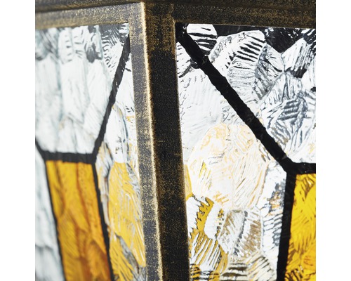 Detailní záběr venkovní lampy se strukturovaným sklem