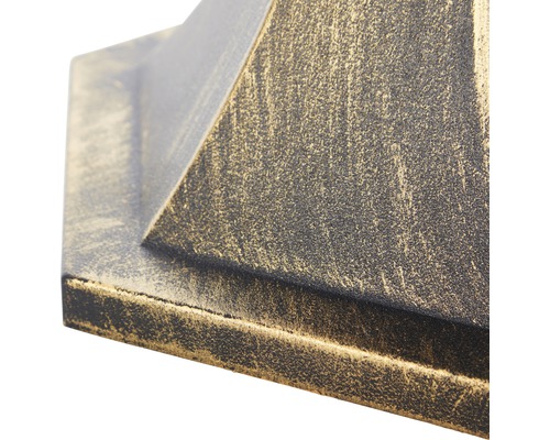 Detailní záběr patice pro venkovní svítidlo.