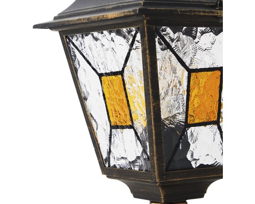 Detailní záběr zahradní lucerny s povrchovou úpravou ve stylu antiky a skleněnými okny