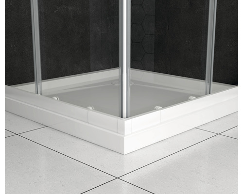 Sprchový kout s nízkou sprchovou vaničkou a rohovým vstupem