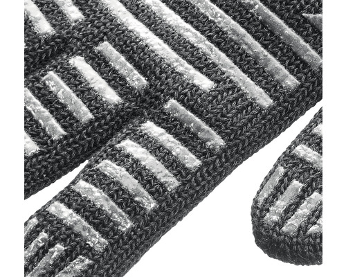 Detailní záběr pracovní rukavice s protiskluzovými proužky