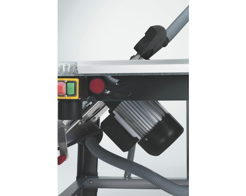 Detailní pohled na stolní pilu s motorem a odsávacím zařízením