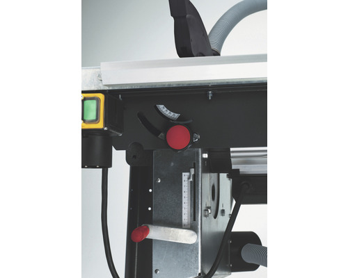 Detailní pohled na dřevoobráběcí stroj s nastavovací pákou a stupnicí pro přesné nastavení