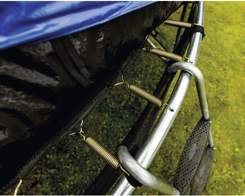 Detailní pohled na zahradní trampolínu s pružinami, bezpečnostní sítí a žebříkem