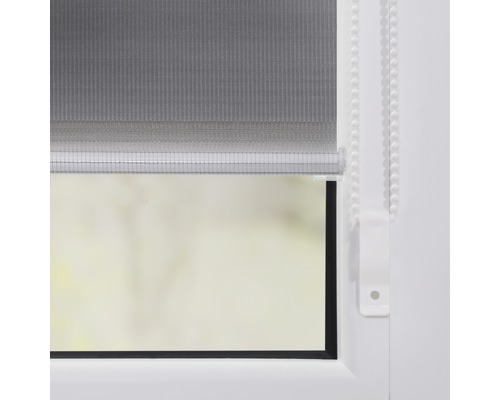 Okenní roleta na okně s řetízkovým ovládáním