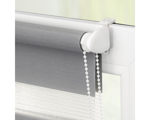 Šedá dvojitá roleta na okně s řetízkovým ovládáním