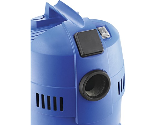 Detailní pohled na modrý vysavač s rukojetí, zásuvkou a připojením