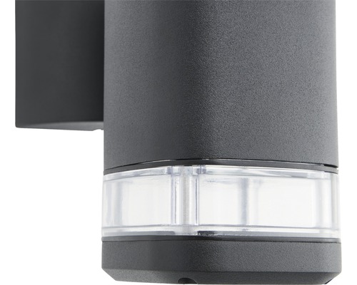 Detail šedého venkovního nástěnného svítidla s čirým difuzorem