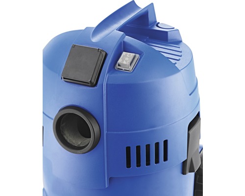 Detail modrého vysavače s vypínačem a zásuvkou