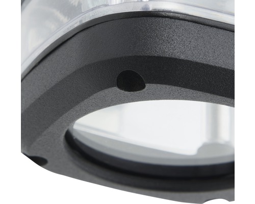 Detailní záběr svítidla s černým pouzdrem a průhledným sklem