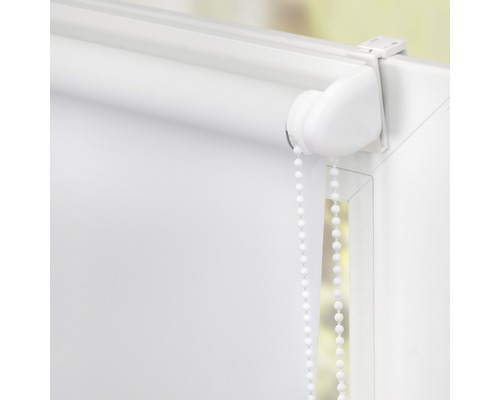 Roleta s řetízkovým ovládáním na okně