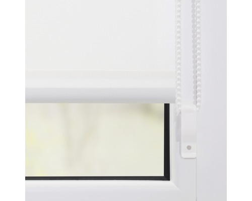 Bílá roleta na okně s řetízkovým ovládáním