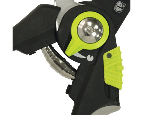 Detailní pohled na zahradní nůžky s nastavitelným průměrem střihu