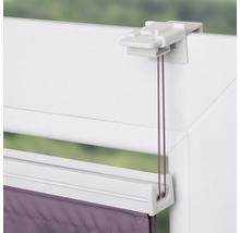 Detailní záběr žaluzie s okenním rámem a ovládacím prvkem