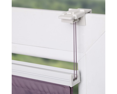 Detailní záběr žaluzie s okenním rámem a ovládacím prvkem