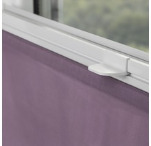 Detail fialového okenního krytu s okenním rámem a kováním