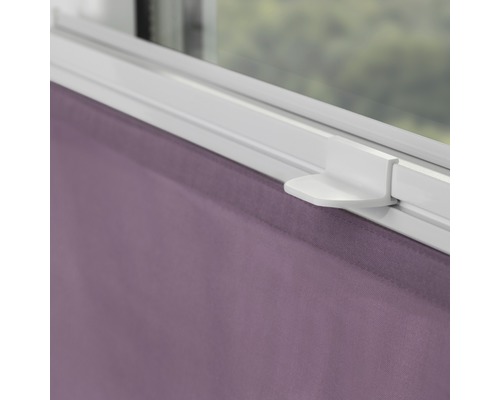 Detail fialového okenního krytu s okenním rámem a kováním