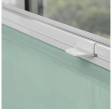 Detailní pohled na roletu na okně s ovládací pákou