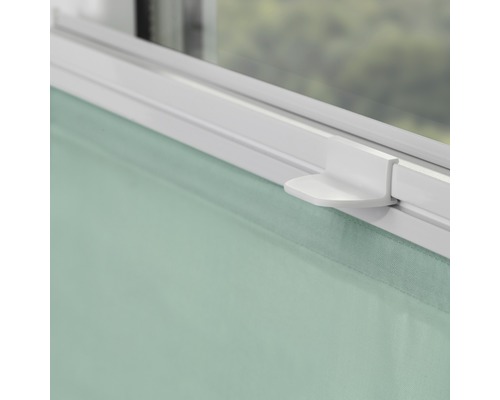 Detailní pohled na roletu na okně s ovládací pákou