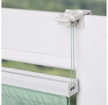 Detailní záběr rolety s upevněním na okno