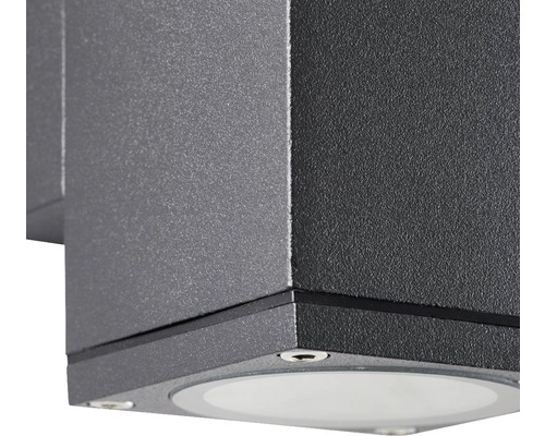 Detail šedého venkovního nástěnného svítidla