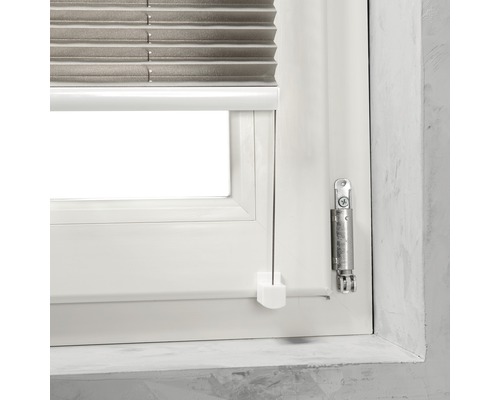 Detailní pohled na okenní dekoraci se žaluzií