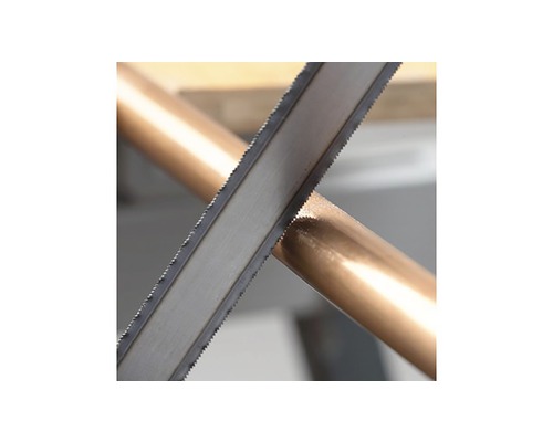 Pilka na kov řeže měděnou trubku