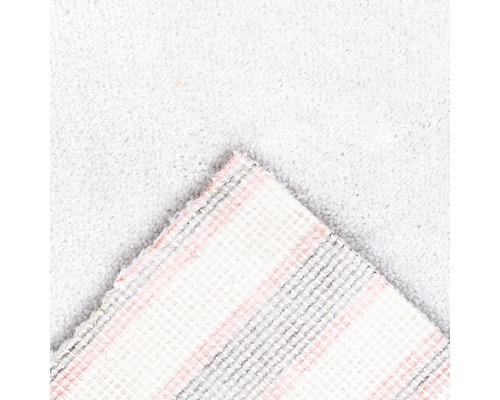 Detail světlého koberce s textilním podkladem