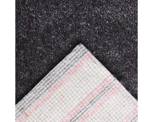 Detailní pohled na šedý kobercový čtverec s textilním podkladem