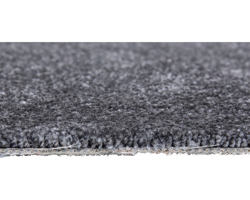 Detail šedého koberce