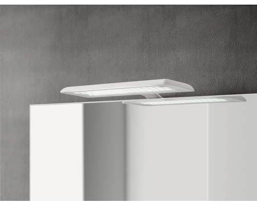 Na zrcadle v koupelně jsou namontovány dva nástavné LED světelné zdroje.