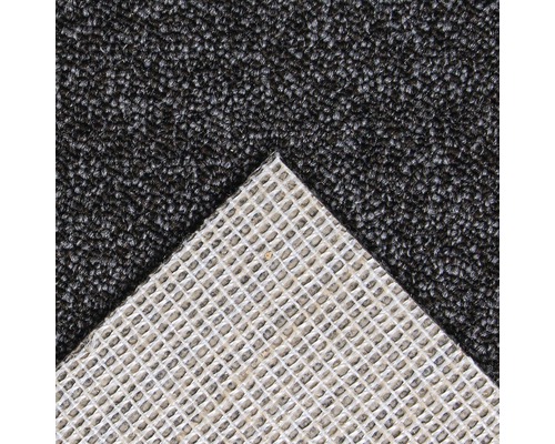 Černý koberec s protiskluzovou podložkou.