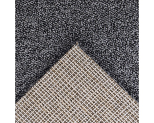 Šedý koberec s textilním podkladem