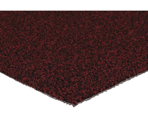 Červený vzorovaný koberec